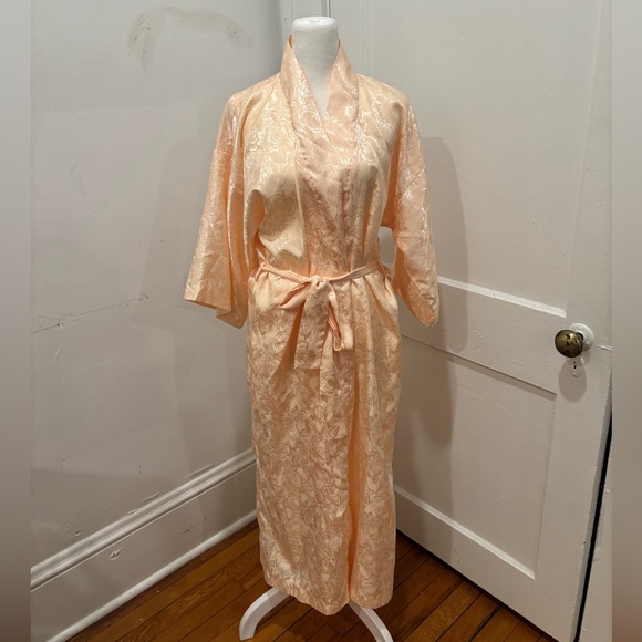 California Dynasty Other - VTG Peach Satin Robe